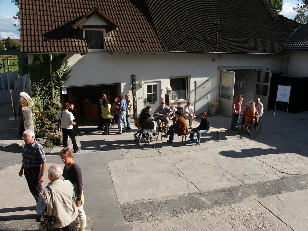 Angeregt tummeln sich die Besucher